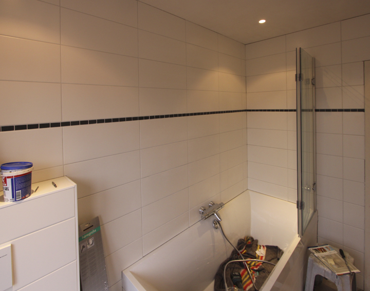 Verbouwing Week 9 badkamer bad kraan douchescherm;